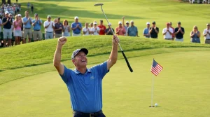 Golfer viert een succesvolle putt op de green
