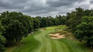 Uitdagende golfbaan met smalle fairways en strategische bunkers